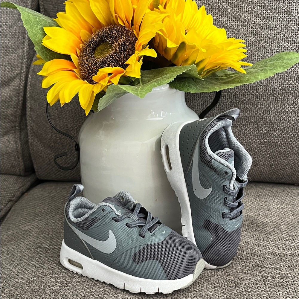 Nike Air Max Tavas 6C Toddler Sneakers in Gray and White